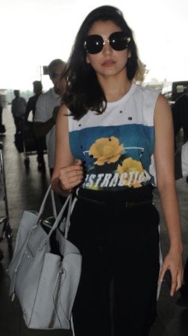 Anushka Sharma flies out of Mumbai in a slouchy T-shirt, jeans and Louis  Vuitton bag